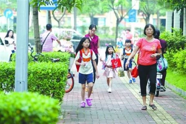 东莞一女孩上学途中被捅伤，行凶者很淡定，该如何保障小孩上学途中的安全？