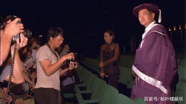 周润发捐全部家产，无儿无女的姐姐却没人照顾，姐弟关系真的这糟糕吗？