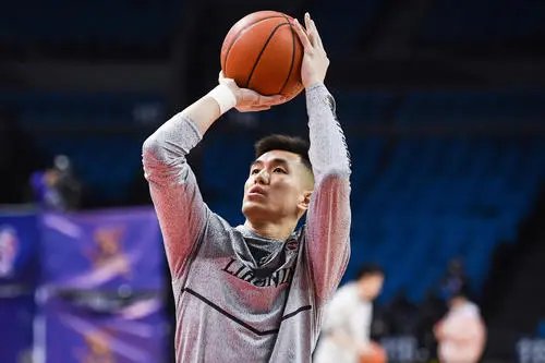 辽宁常规赛中,郭艾伦不上场的原因是什么?