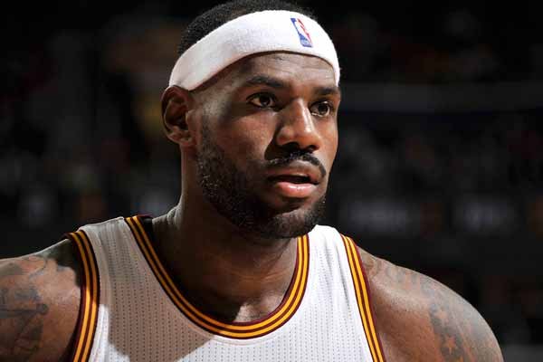 詹姆斯投出关键三分，当时的比赛场景是怎样？