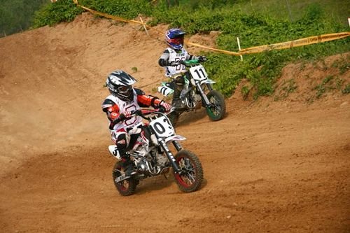 致敬！重庆救火的摩托车队又奔赴震区，从他们身上你看到了什么？