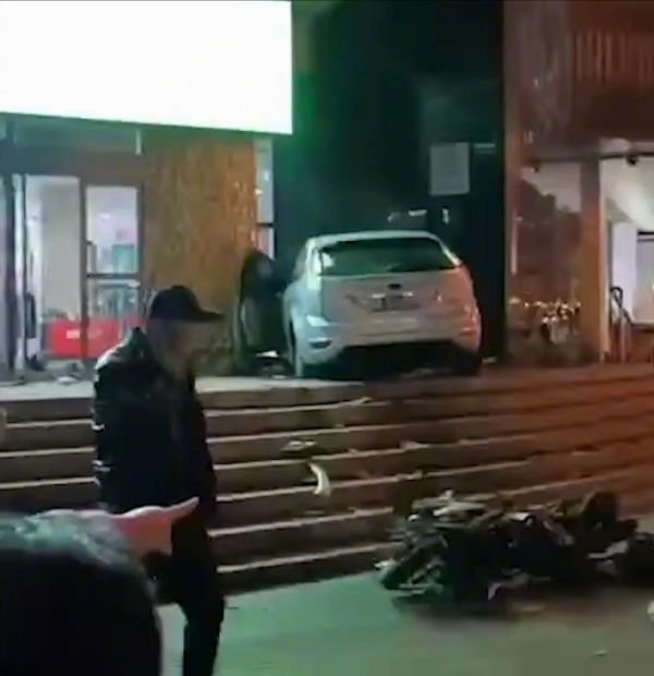 “2死1重伤”威海42岁无证女司机驾车酿发悲剧,为何大家都说离谱呢?