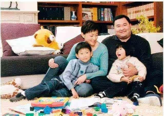 杨澜回应婚内出轨言论，和丈夫吴征相识是因为啥？