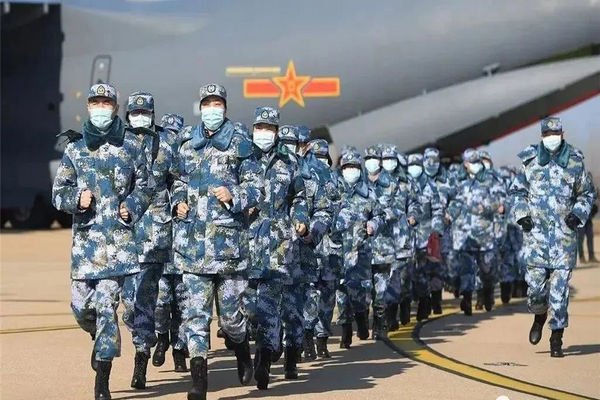 成都防疫人员给隔离猫咪送罐头测核酸,此举值得推广吗?