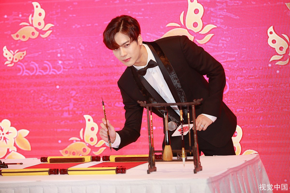 王嘉尔用6种语言直播，他可真是语言天才，你还知道哪些语言天才艺人？