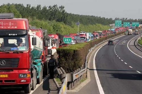 大货车一出事，评论就有一堆人说 “不超载就亏本”，这种说法到底是真是假?