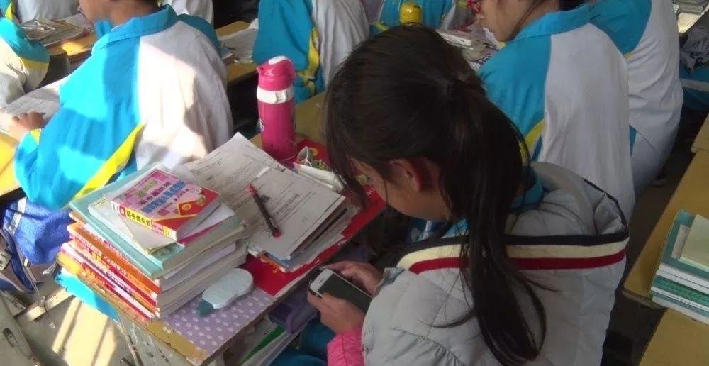 高中老师3年没收108部手机，你觉得学生带手机进学校有必要吗？