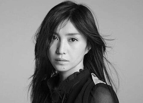 日本歌手鬼束千寻因踹救护车被逮捕，这一举动构成了什么犯罪行为？