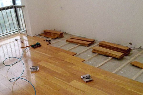 现在铺木地板的师傅，工价一般在多少钱一平米？