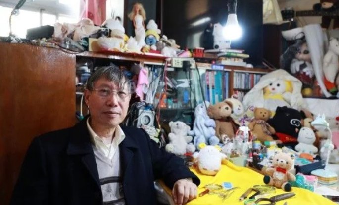 上海75岁大爷坚持修玩偶，十年修了数千只，其技术如何？