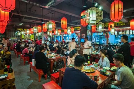 武汉谭鸭血火锅店天降老鼠砸到顾客,你认为顾客该如何维权?