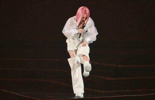 杨丞琳演唱会踩空，从2楼跌落，受伤是否严重？