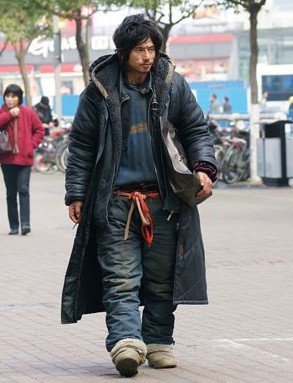 曾红遍网络的“犀利哥”现在生活怎么样？