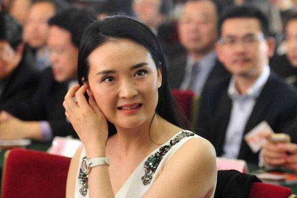 王艳嫁豪门当阔太，给婆婆洗脚被继子打，生活不如保姆为啥不离婚？