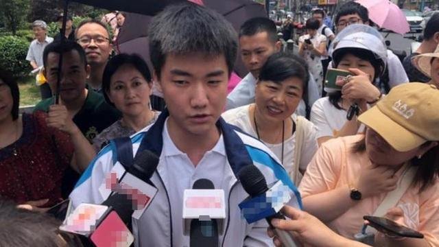 林欢：嘲笑试卷太简单，提前20分钟离开考场，高考成绩如何呢？