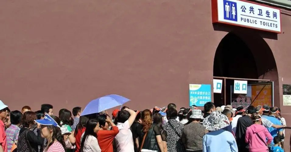 安徽一景区男厕所被女士挤爆,游客无奈打110求助,你对此事有何看法?