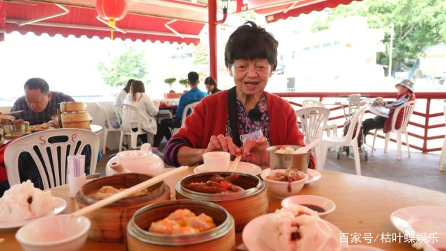 周润发捐全部家产，无儿无女的姐姐却没人照顾，姐弟关系真的这糟糕吗？