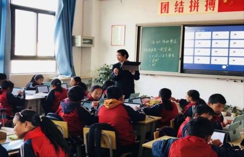 老师校内连续飞踹4名学生，现场究竟发生了什么？