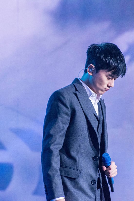 张杰是在什么节目中把耳返蹦断的？