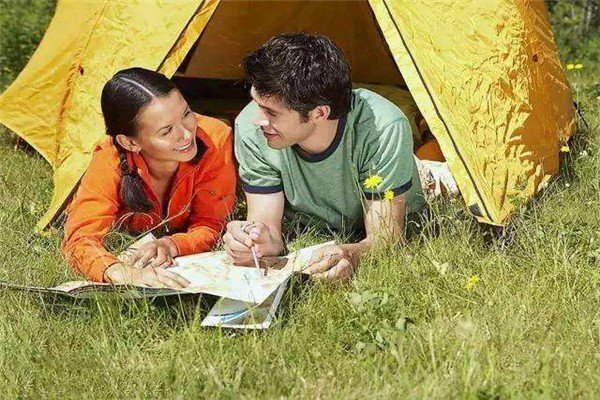 国庆假期全国共接待国内游客计将达到8亿人次，国庆究竟还该不该出游？