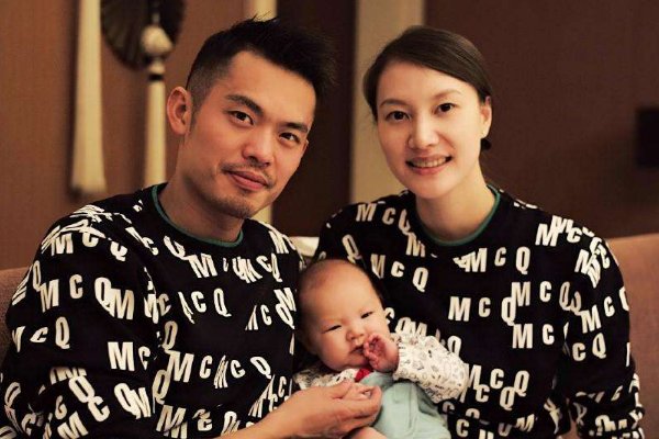 谢杏芳出门会和林丹拥抱亲吻，说明谢杏芳是否缺乏安全感？