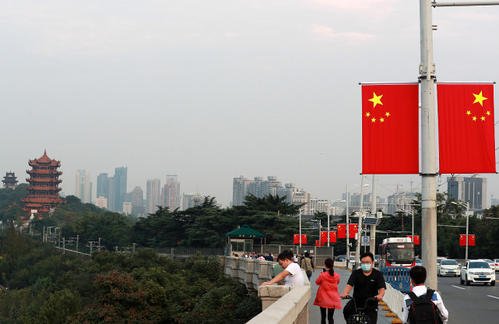 武汉街头挂上了4万面五星红旗,对此事你有何看法?