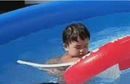 张柏芝罕晒三胎小儿子正脸照片，孩子的颜值有多高？