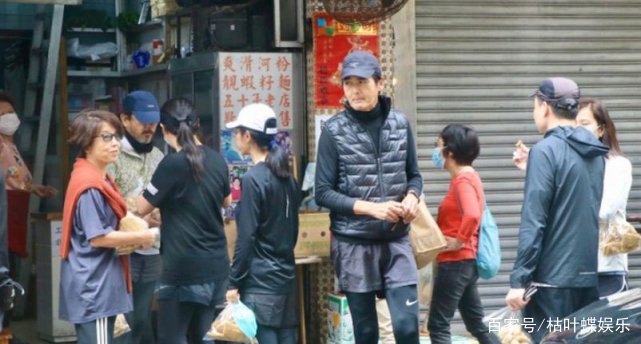 周润发捐全部家产，无儿无女的姐姐却没人照顾，姐弟关系真的这糟糕吗？