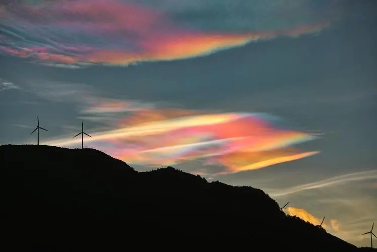 雅安地震过后上空出现七彩云,这种天象有何寓意?