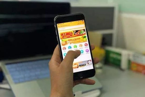 女孩给差评被骑手找上门谩骂，女孩给差评的原因是什么？