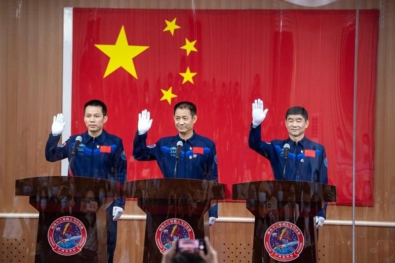 汤洪波上演“太空花式干饭”，宇航员在太空上是如何干饭的？