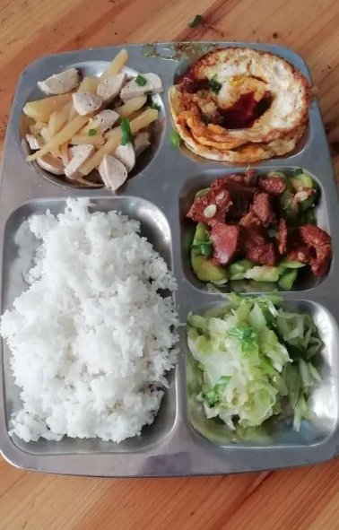 六菜一汤仅需5.5元，柳州一中学为学生提供实惠晚餐，学生们的反响如何？