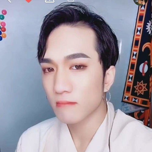 韩美娟拍毕业照时表情管理出众，韩美娟是谁？