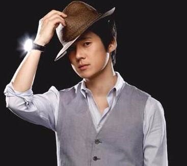 韩剧《乞丐变王子》中饰演李载民的演员是？