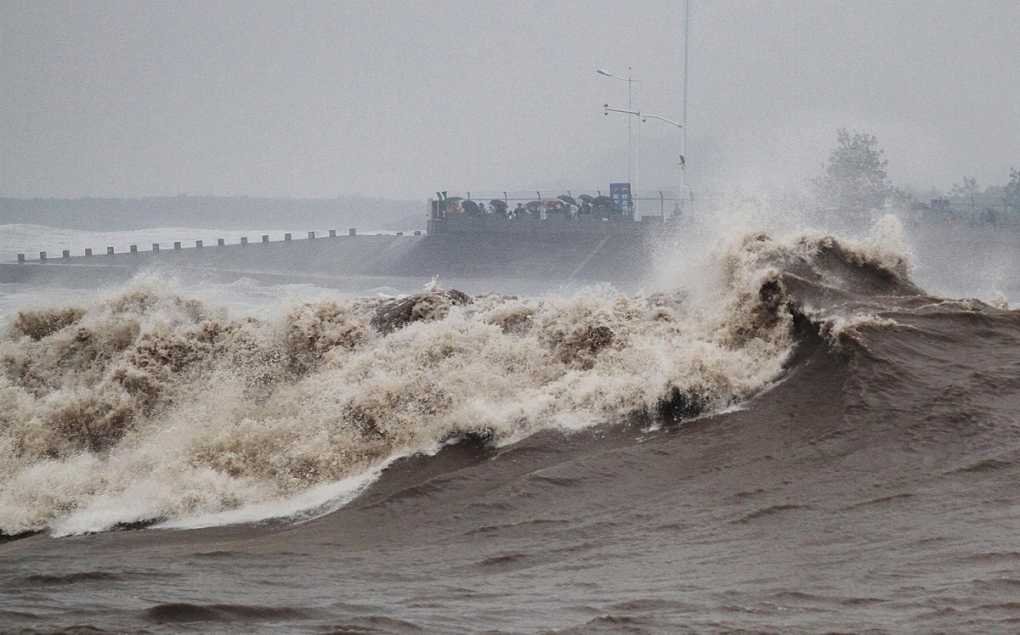 观潮里的余波什么意思