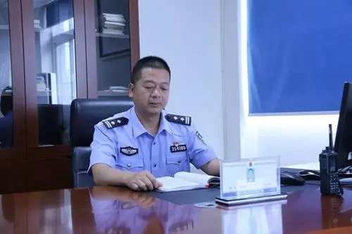 贵州派出所所长跳化粪池救人,中毒昏迷近20小时,他的行为是否值得称赞?