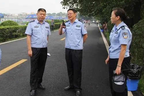 贵州派出所所长跳化粪池救人,中毒昏迷近20小时,他的行为是否值得称赞?