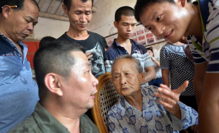 四川一老人街头问路巧遇失联24年的女儿，认亲现场出现了哪些感人一幕？