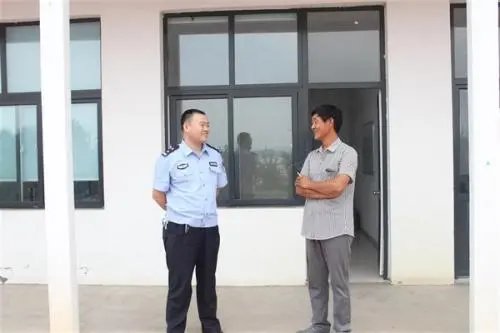 贵州派出所所长跳化粪池救人，中毒昏迷近20小时，他的行为是否值得称赞？