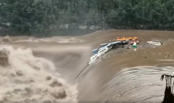 四川巴中多艘船只被洪水卷走，当地有关部门采取了哪些急救措施？