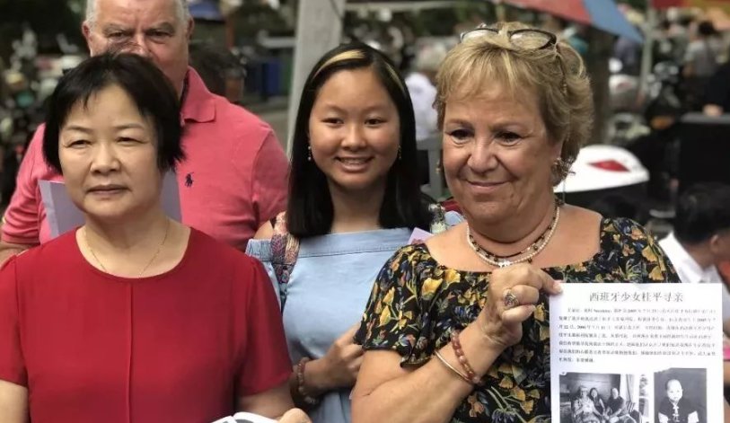 四川一老人街头问路巧遇失联24年的女儿，认亲现场出现了哪些感人一幕？