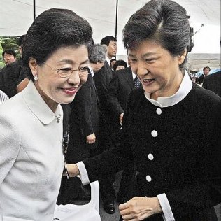 韩国前总统朴槿惠妹妹为何也获刑了？