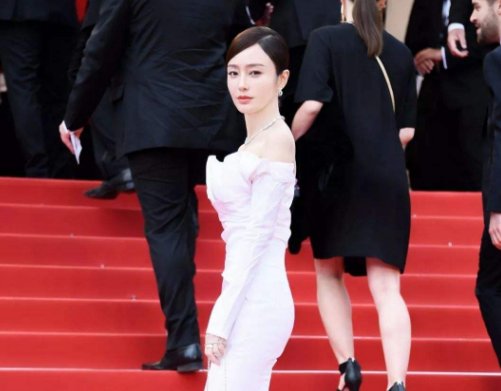 为什么那么多女明星喜欢走红毯，走红毯能代表什么？