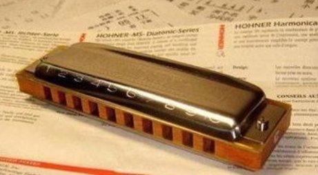 吹口琴时舌头怎么放啊，怎么控制只吹一个孔啊