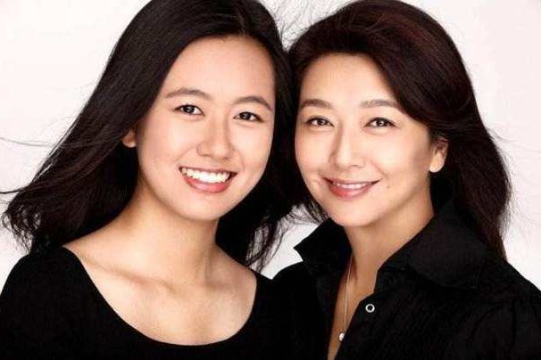 靳东和江珊两人之间有什么关系？