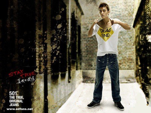 谁知道陈冠希有一首歌,前面开头是. 记的2000年的夏天