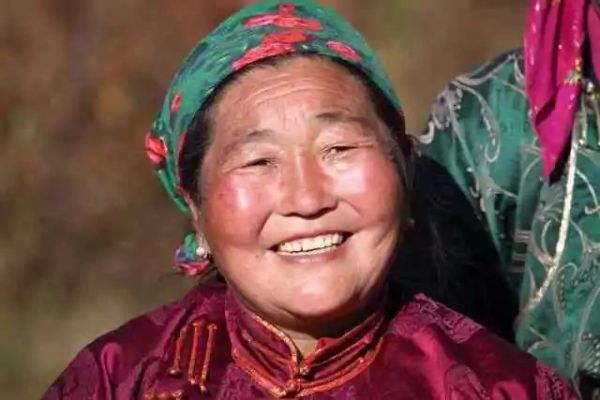 俄罗斯人在体貌上和正统欧洲人有哪些区别？我发现他们多少都有一点蒙古人特征啊？