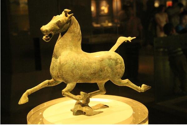 马踏飞燕的正面究竟长什么样子？