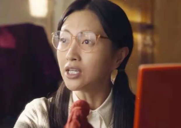 包贝尔的妻子也出演了《你好，李焕英》，她饰演的是哪个角色？