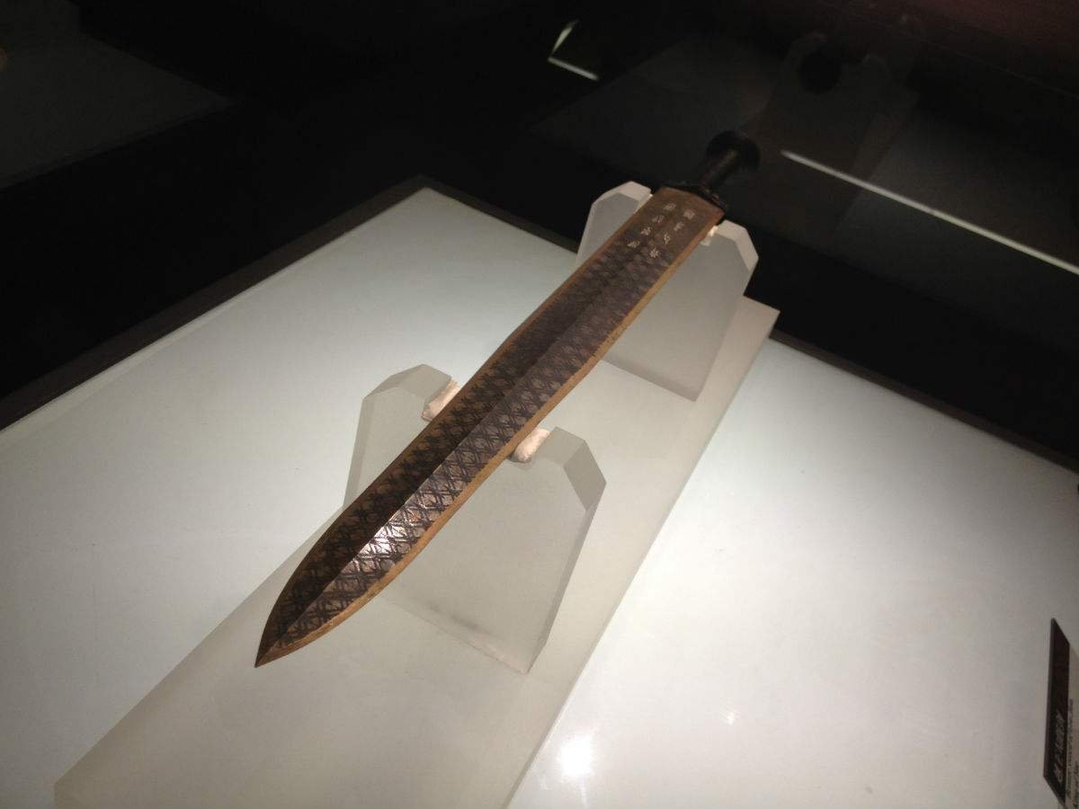 越王勾践剑为啥比吴王夫差剑厉害？